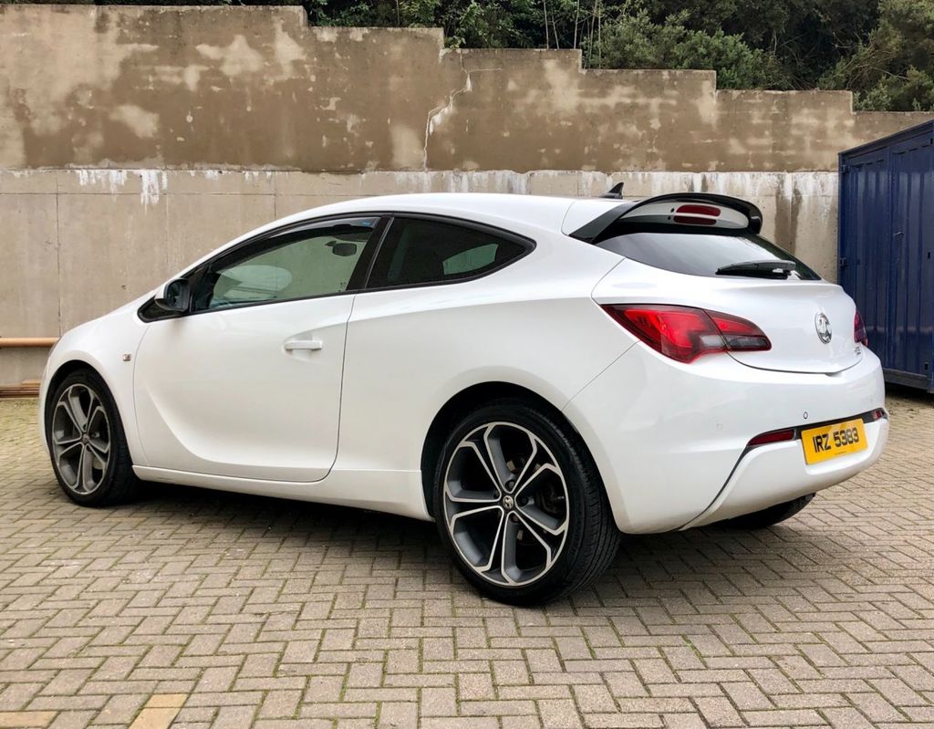 Opel astra 2014 года